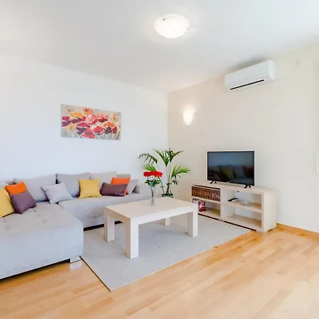 Deni Apartment *