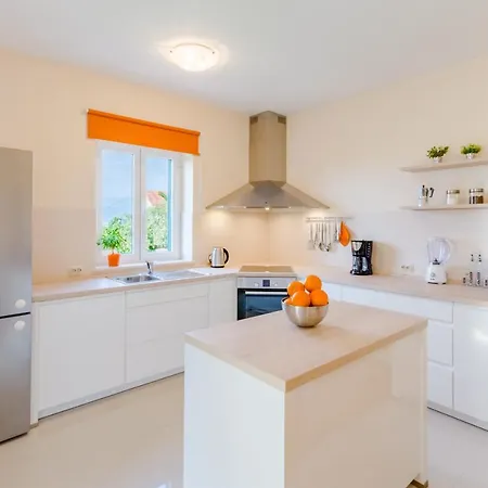 Deni With Heating Supetar